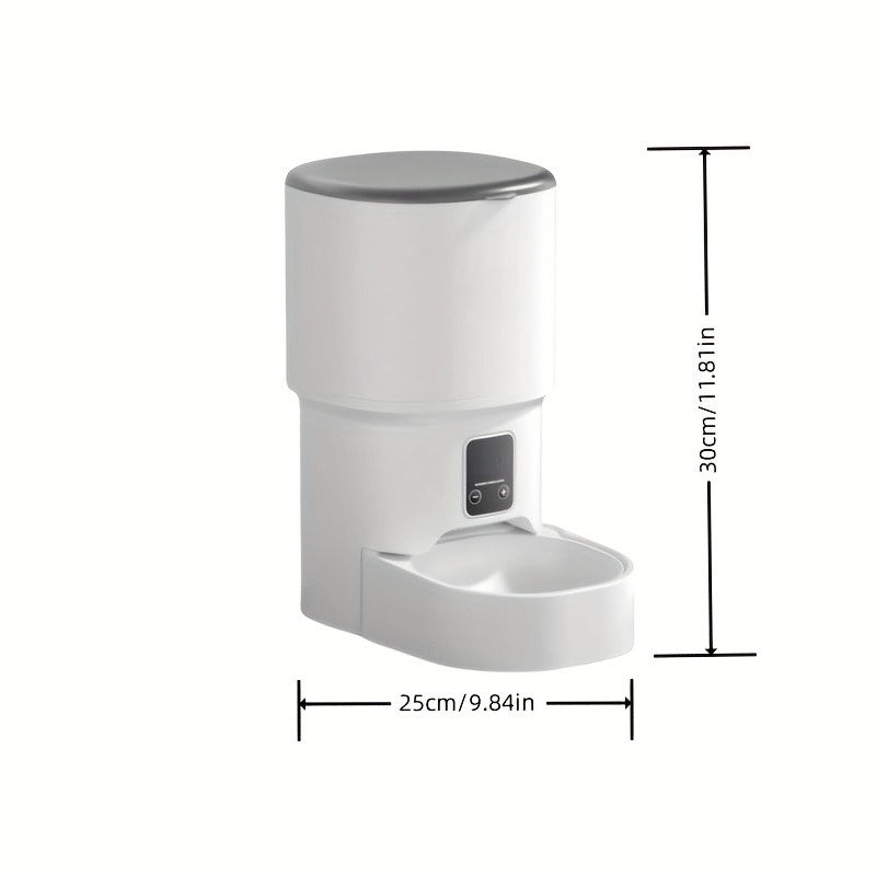 Distributeur automatique de nourriture pour animaux blanc avec réservoir ouvert et écran digital, rempli de croquettes.