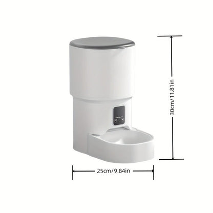 Distributeur automatique de nourriture pour animaux blanc avec réservoir ouvert et écran digital, rempli de croquettes.